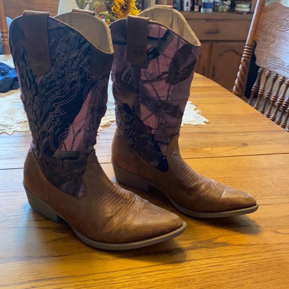Women’s 7.5 Pink Camo Western style Boots